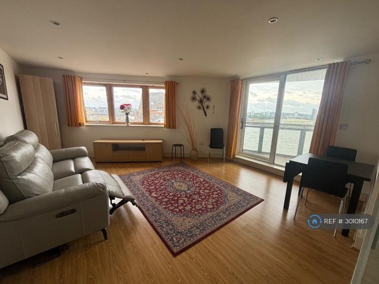 1 bedroom flat in Orion Point, London, E14 (1 bed) (#3010167)