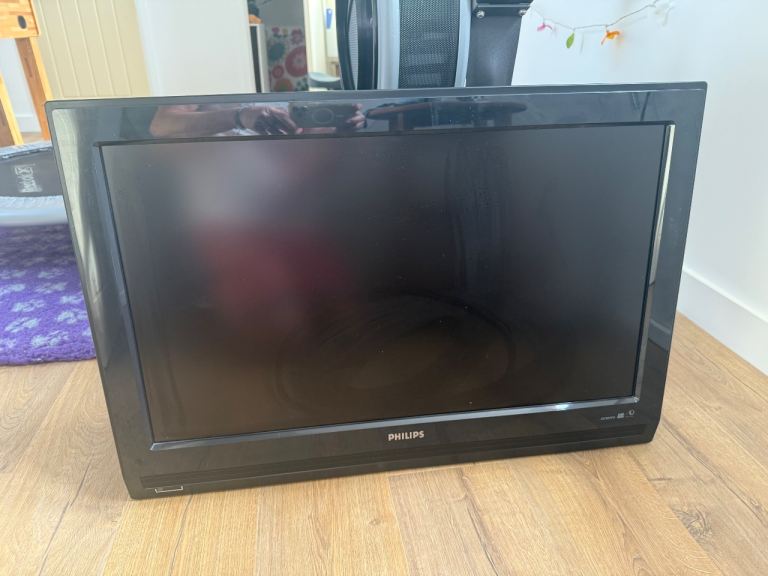 32 TV  with wall mount - a steal