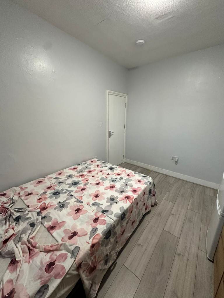 DOUBLE ROOM AVAILABLE NOW Tottenham Hale ,  N17 – 3 minutes from station