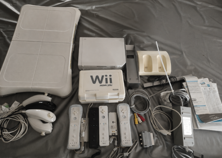 NINTENDO Wii RVL001. EXTENSIVE AMOUNT OF EQUIPMENT