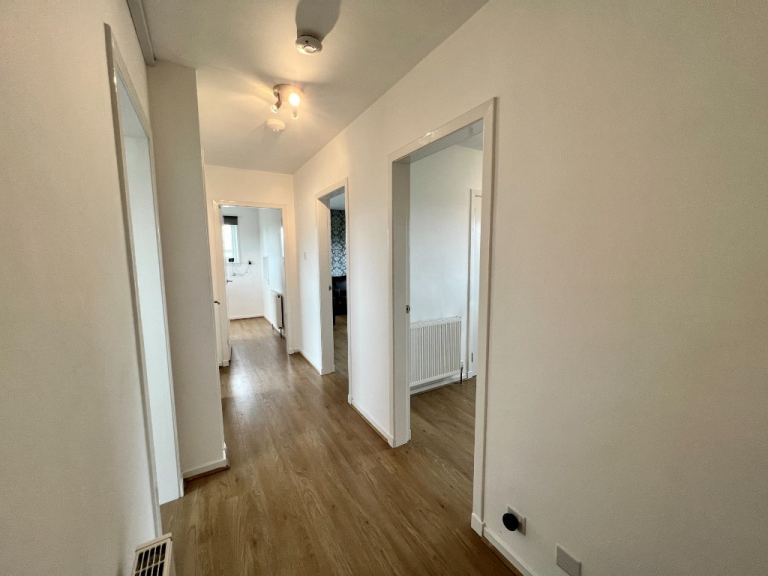 2 bedroom flat in Forrester Park Drive, Broomhouse, Edinburgh, EH12 9AY