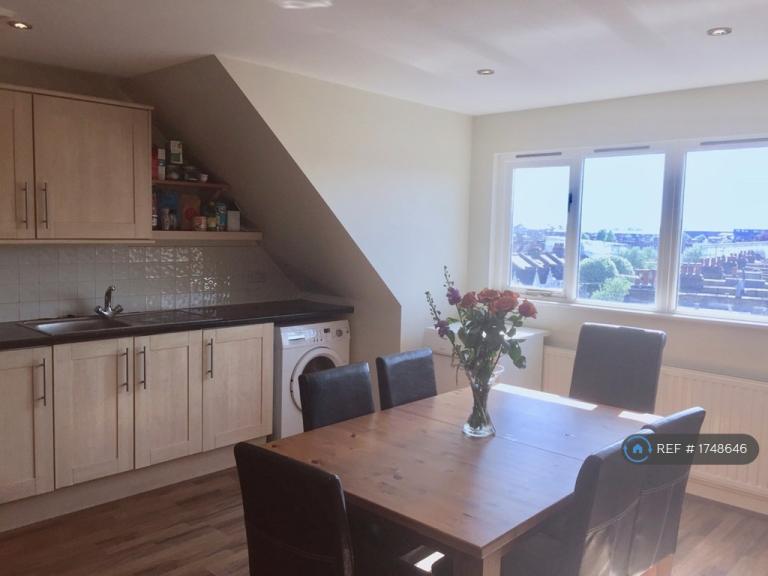 4 bedroom flat in Fulham Palace Road, London, W6 (4 bed) (#1748646)