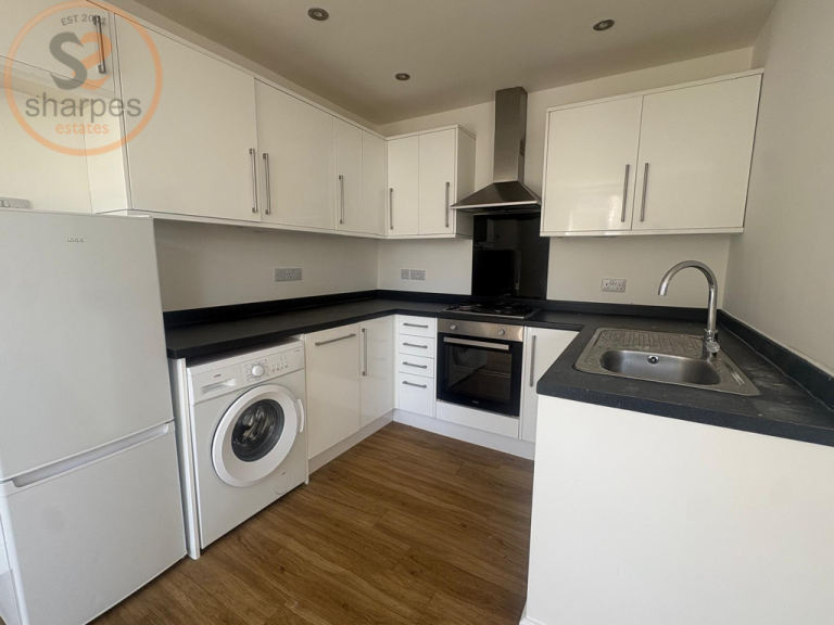 2 bedroom flat in Haydons Road, Wimbledon, London