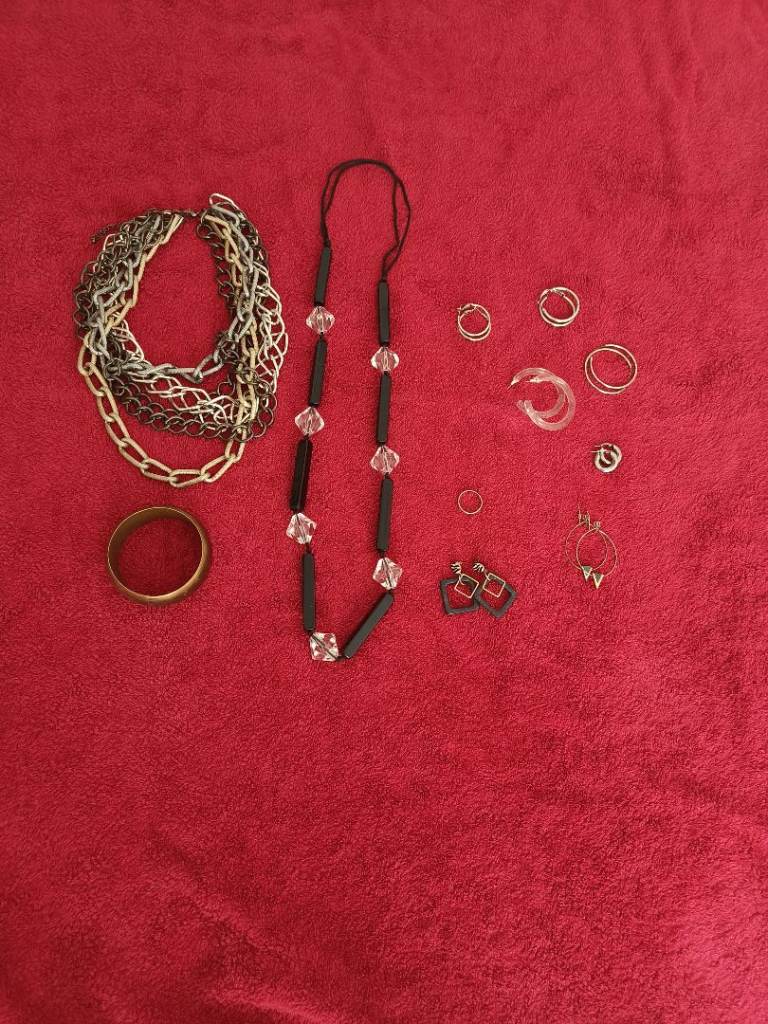 Selection of jewellery 
