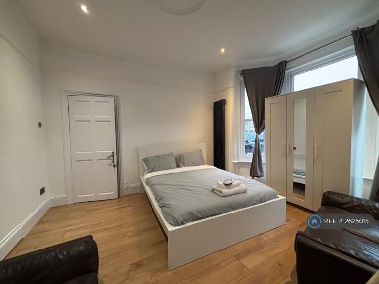 1 bedroom in Durnsford Road, London, SW19 (#2625015)