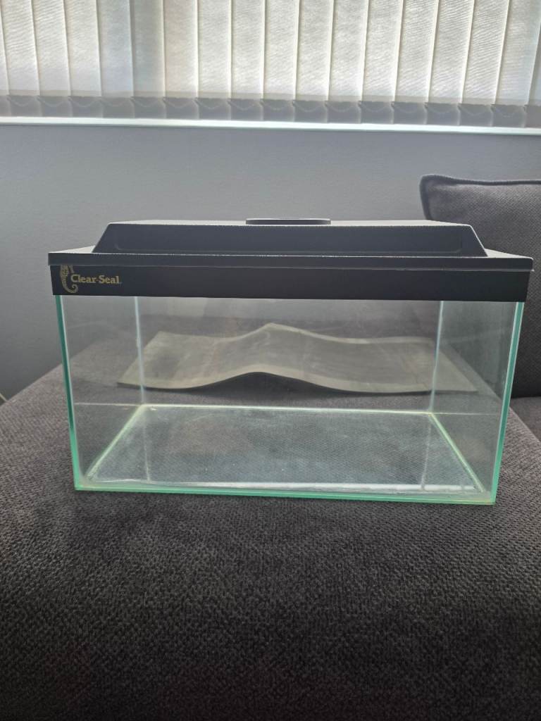 Clean Start Glass Aquarium with Lid – Good Condition