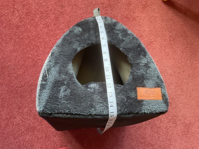 Cat igloo perfect with cushion can deliver 