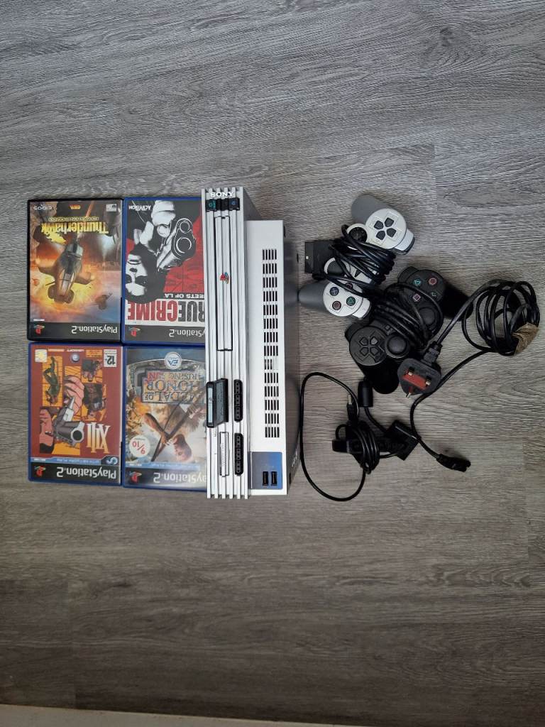 PlayStation 2 silver 4 games 