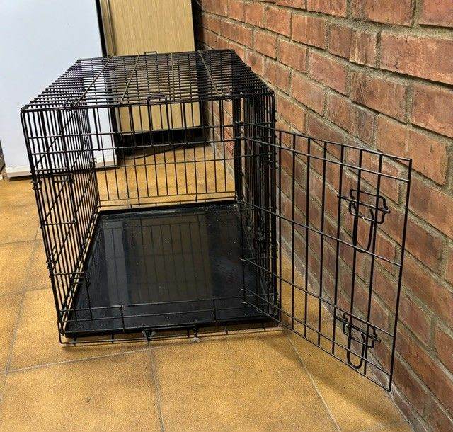 MEDIUM SIZED BLACK FOLDING METAL DOG CRAT WITH REMOVABLE TRAY