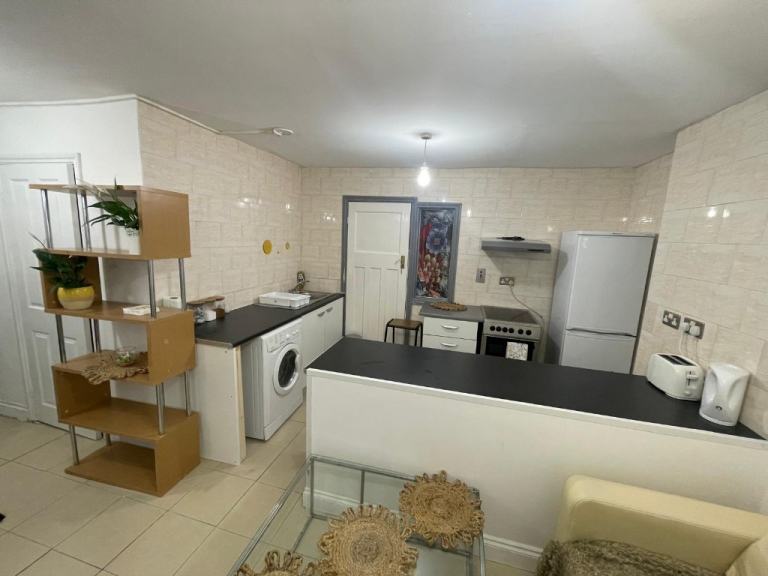 SMALL  DOUBLE ROOM GREAT WESTERN ROAD, W9 - ALL BILLS EXCEPT ELEC