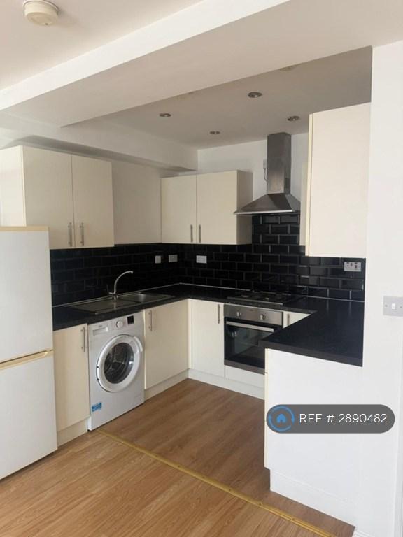 1 bedroom flat in Station Parade, Barking, IG11 (1 bed) (#2890482)