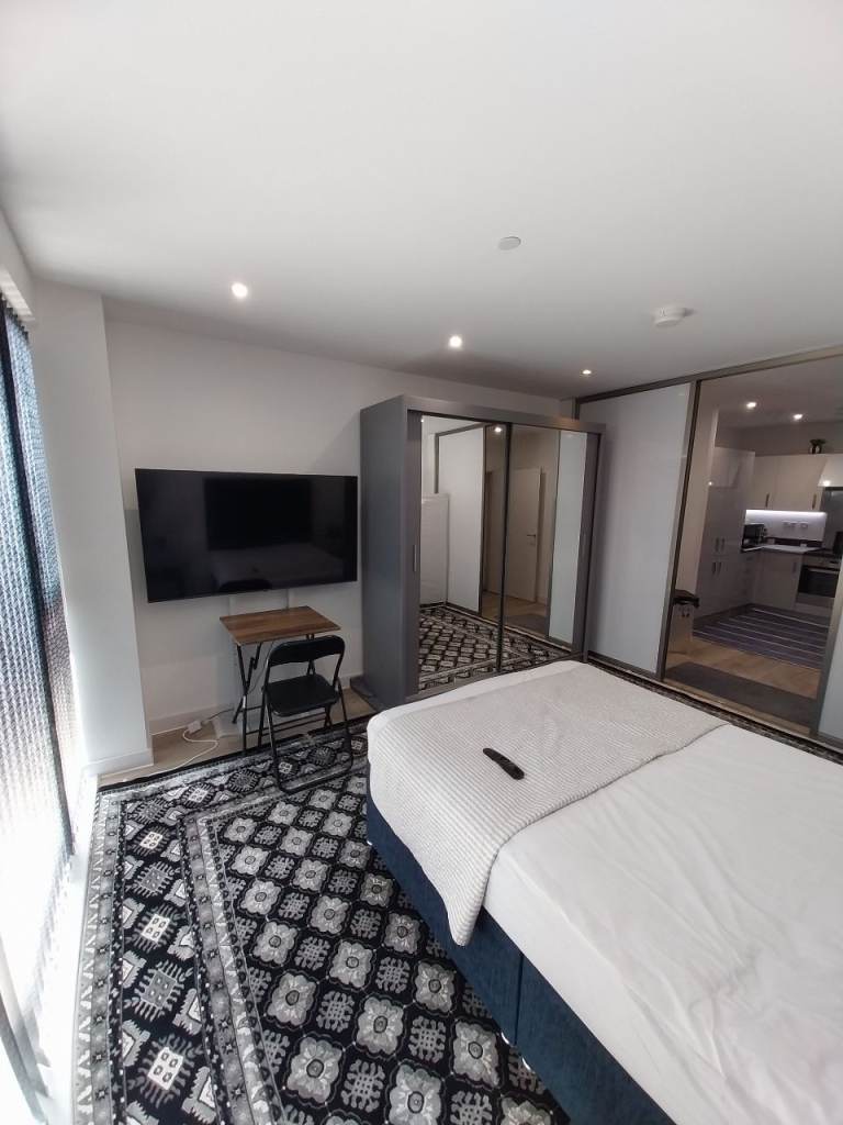 LARGR ROOM AVAILABLE FOR RENT IN HIGH STREET HOUNSLOW TW3 
