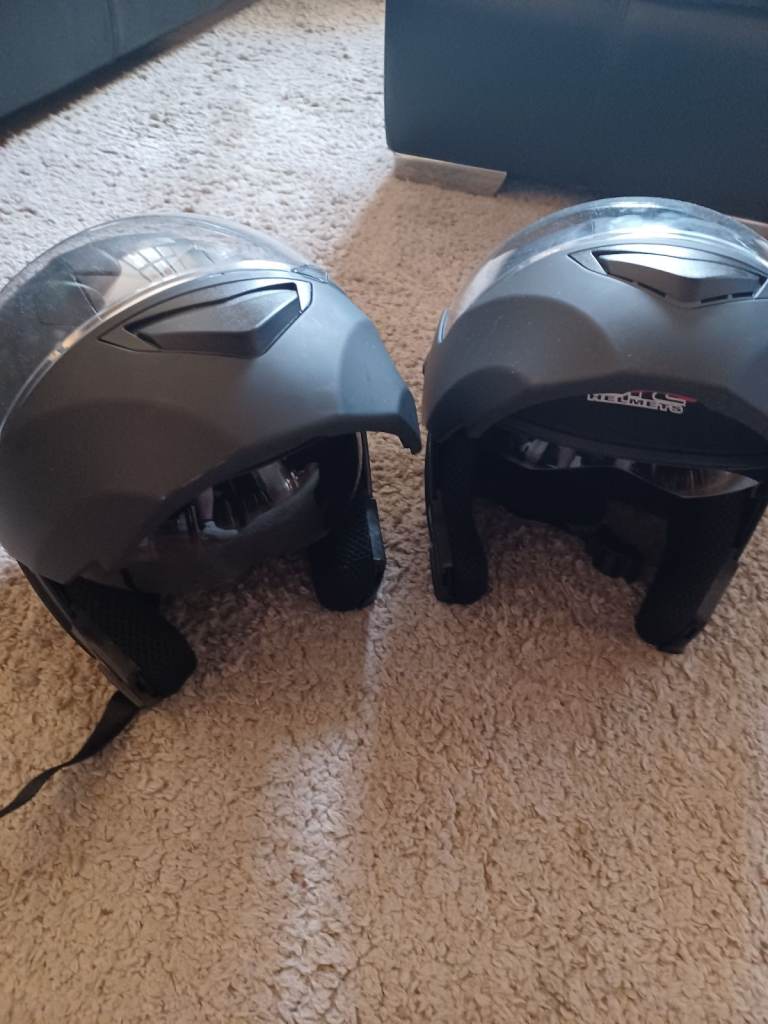 2× Motorcycle/ scooter helmets 