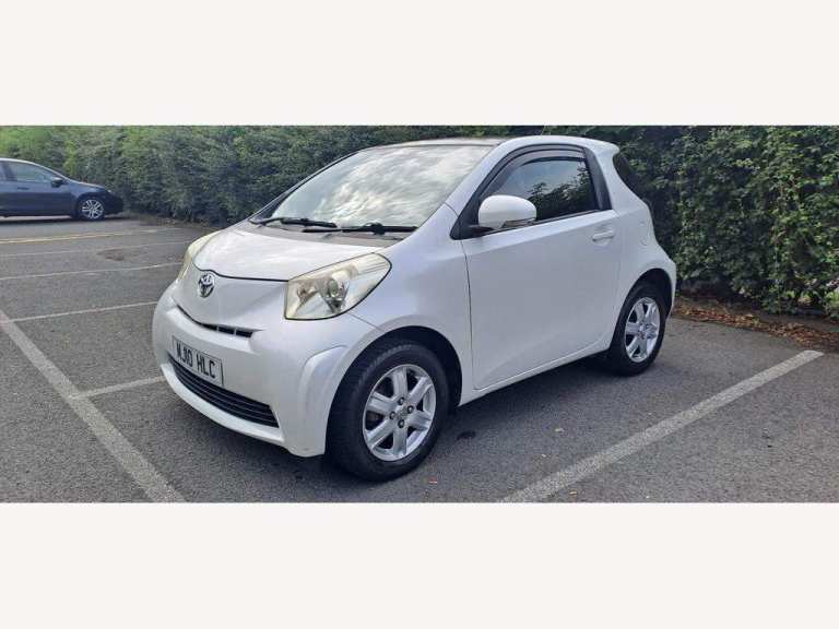 White Toyota IQ VVT-i 3-door hatchback, white, 2010, 998cc, 5-speed manual