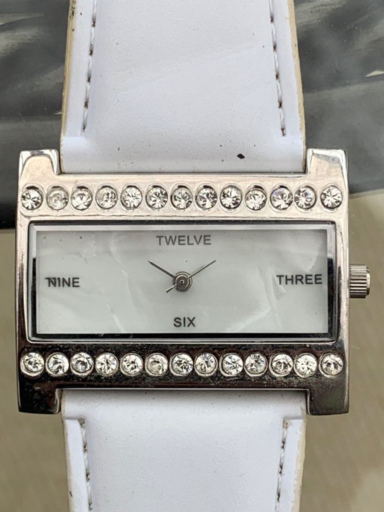 AVON ELEGANT WHITE LADIES WATCH