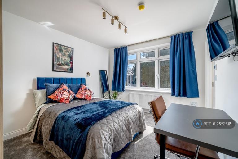 1 bedroom in Park Avenue, Whitton, TW3 (#2852518)