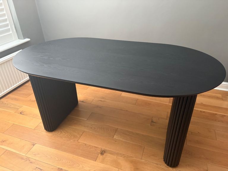 Dusk Black Oval Dining Table – Excellent Condition