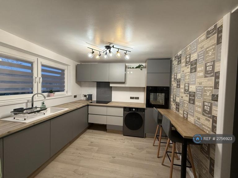 2 bedroom flat in Saughton Mains Street, Edinburgh, EH11 (2 bed) (#2756923)