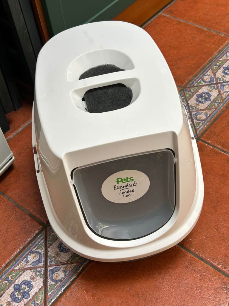 Pets Essentials Hooded Cat Litter Tray with Filter