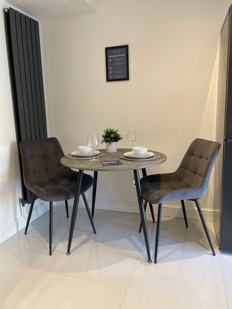 STUNNING FULLY FURNISHED 3 BED + FREE PARKING (Contractors & Professionals) - All Bills Included 