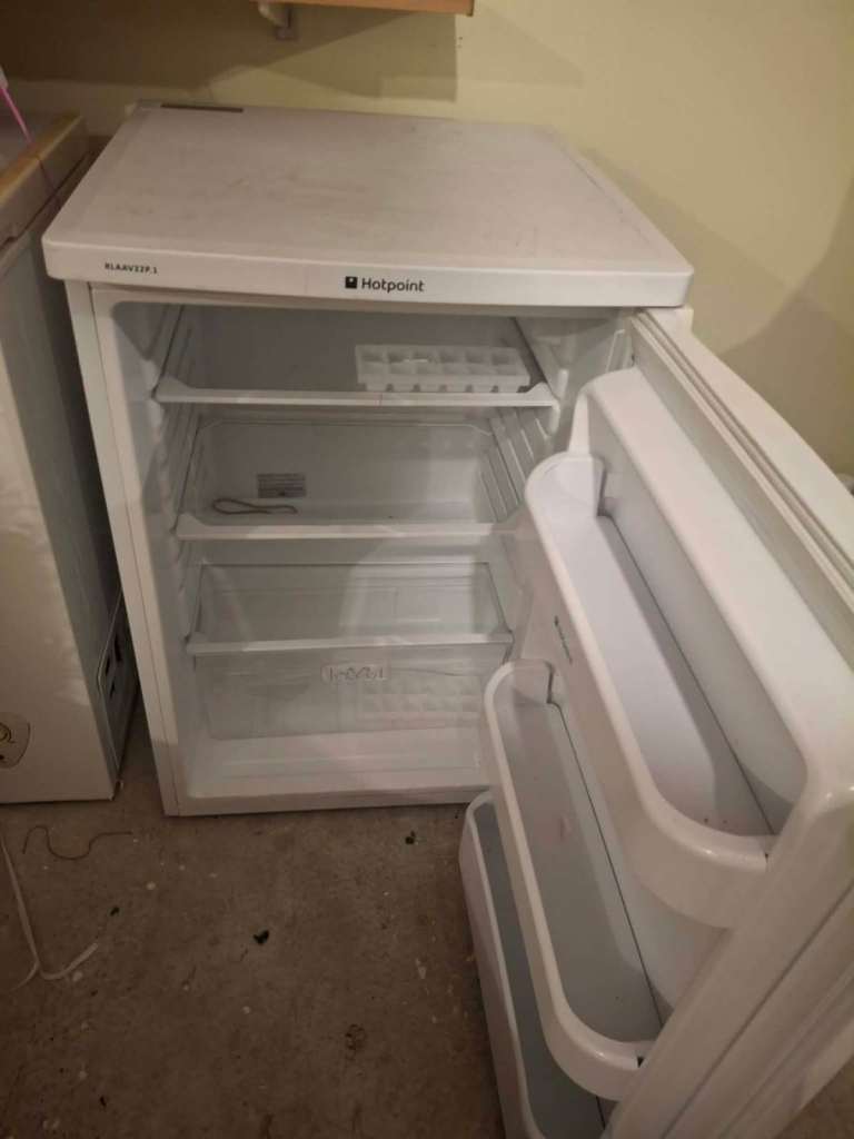 Under the counter fridge good working order for sale ( Delivery available )