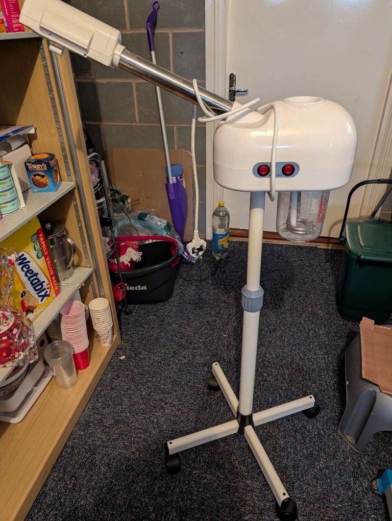 White Vapour Jet Steamer - Hardly Used, Like New