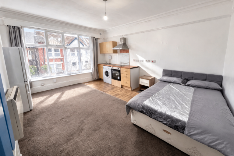 🏠 Fully Furnished Studio – Luton LU1 | £900pcm ALL BILLS INCLUDED