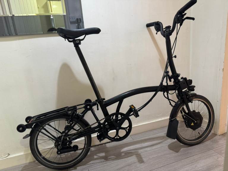 Brompton Electric folding bike – 6-speed, black, with bags and Quad Lock