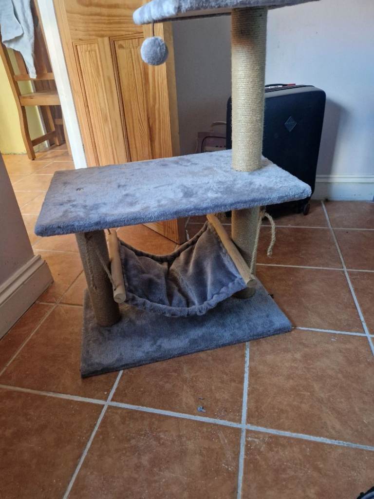 Small size cat tree 76x56x35cm.