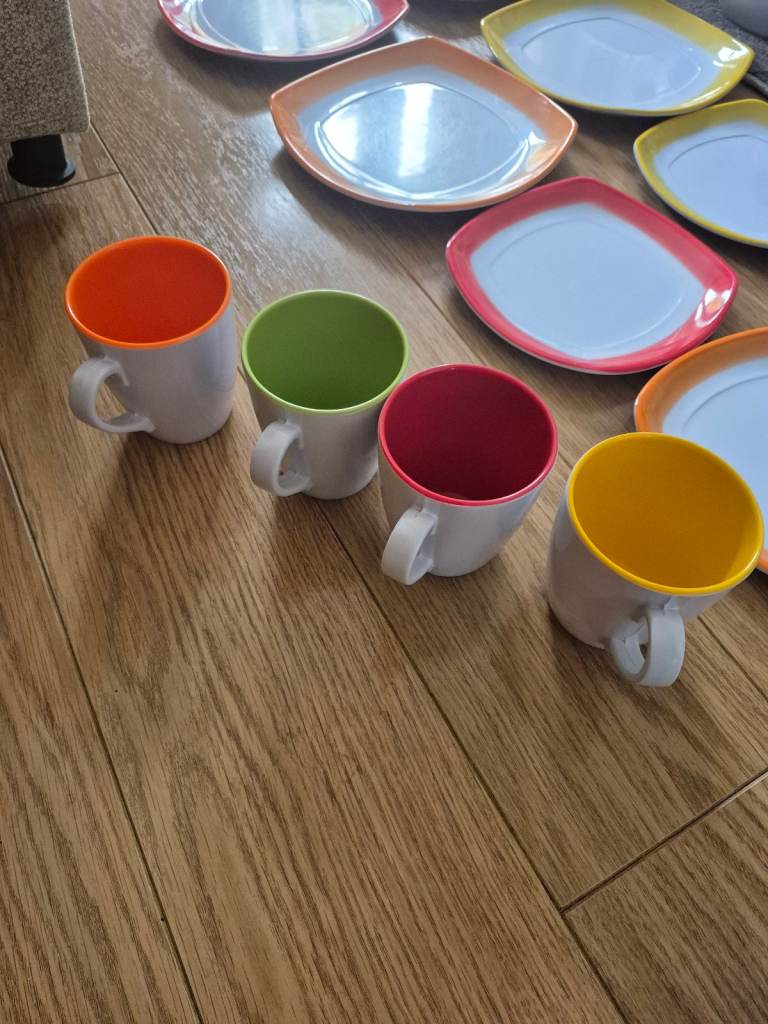 Melamine dinner service and glasses