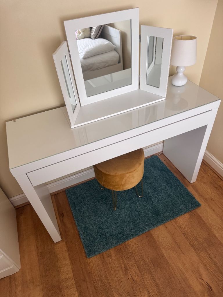 Dressing table 