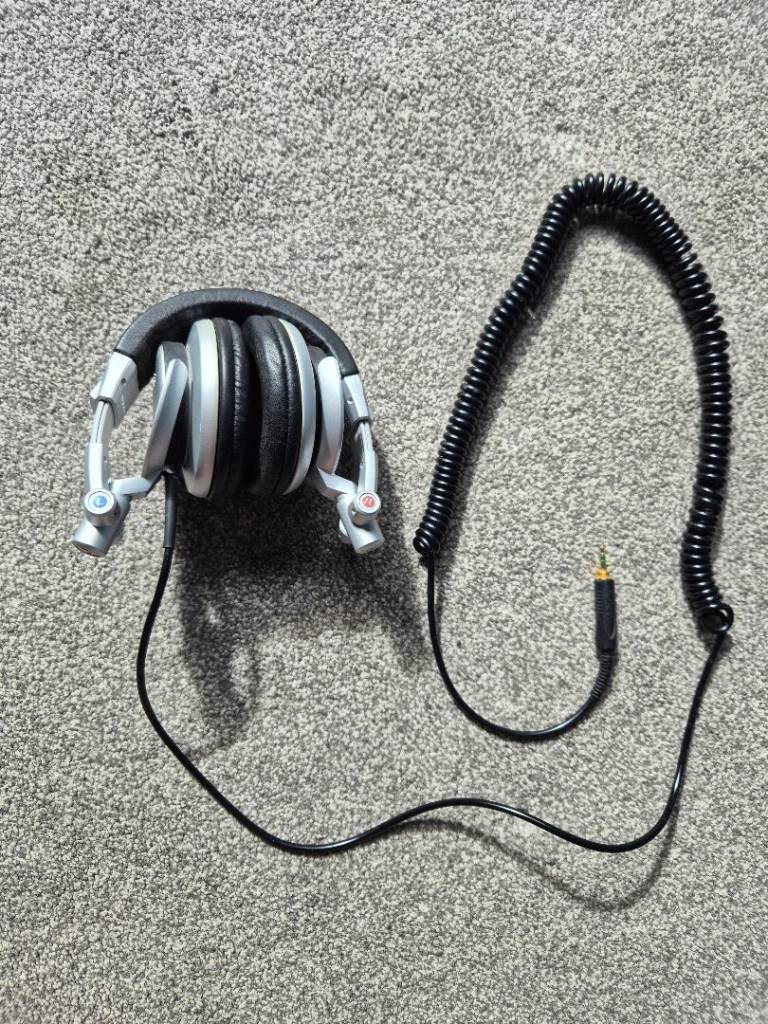 Sony mdr v700 dj headphones