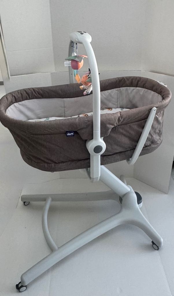 Chicco Hug 4 in 1 Cot, High Chair (RRP: 200) - Good Condition! 