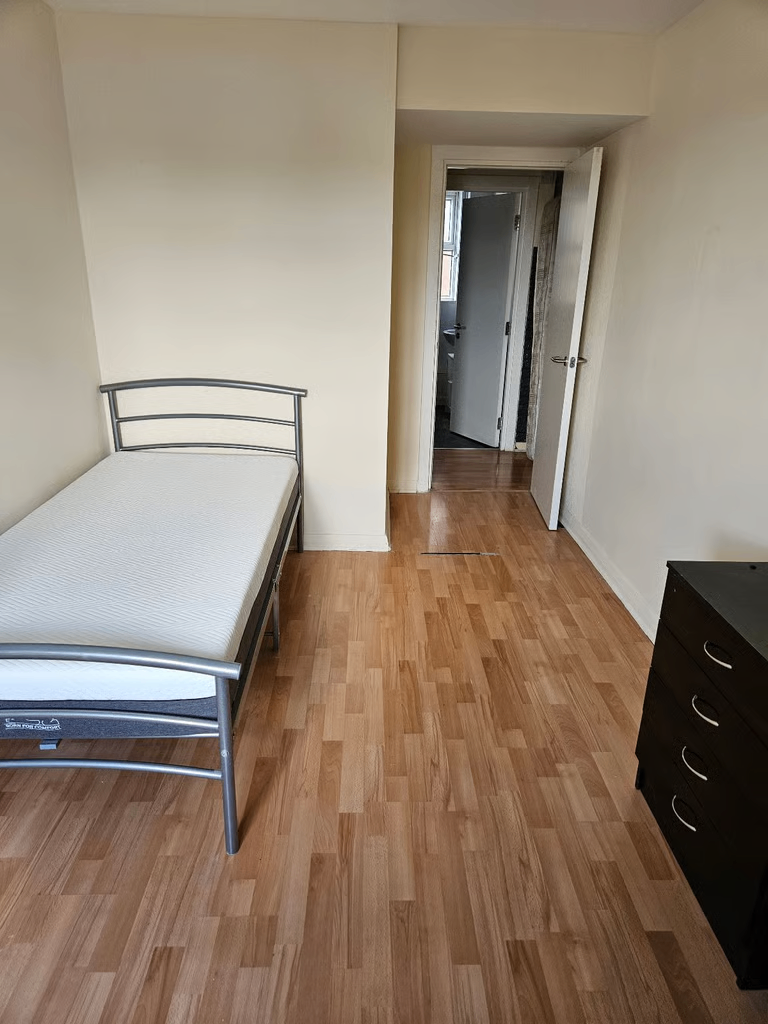 Spacious & Cosy Double Room For Rent AT TW5 9RJ
