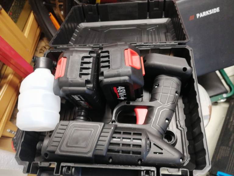 Portable small pressure washer
