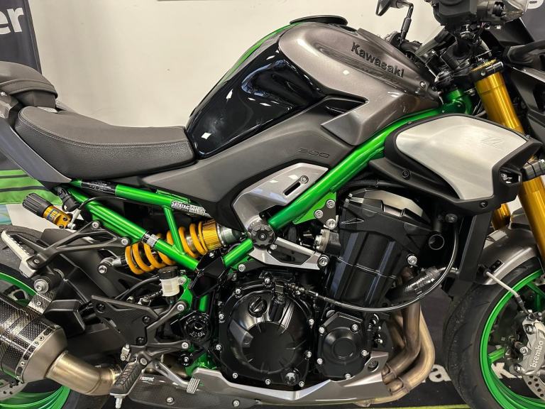 KAWASAKI Z900 SE PERFORMANCE--AKRAPOVIC-OHLINS SHOCK-BREMBO BRAKES