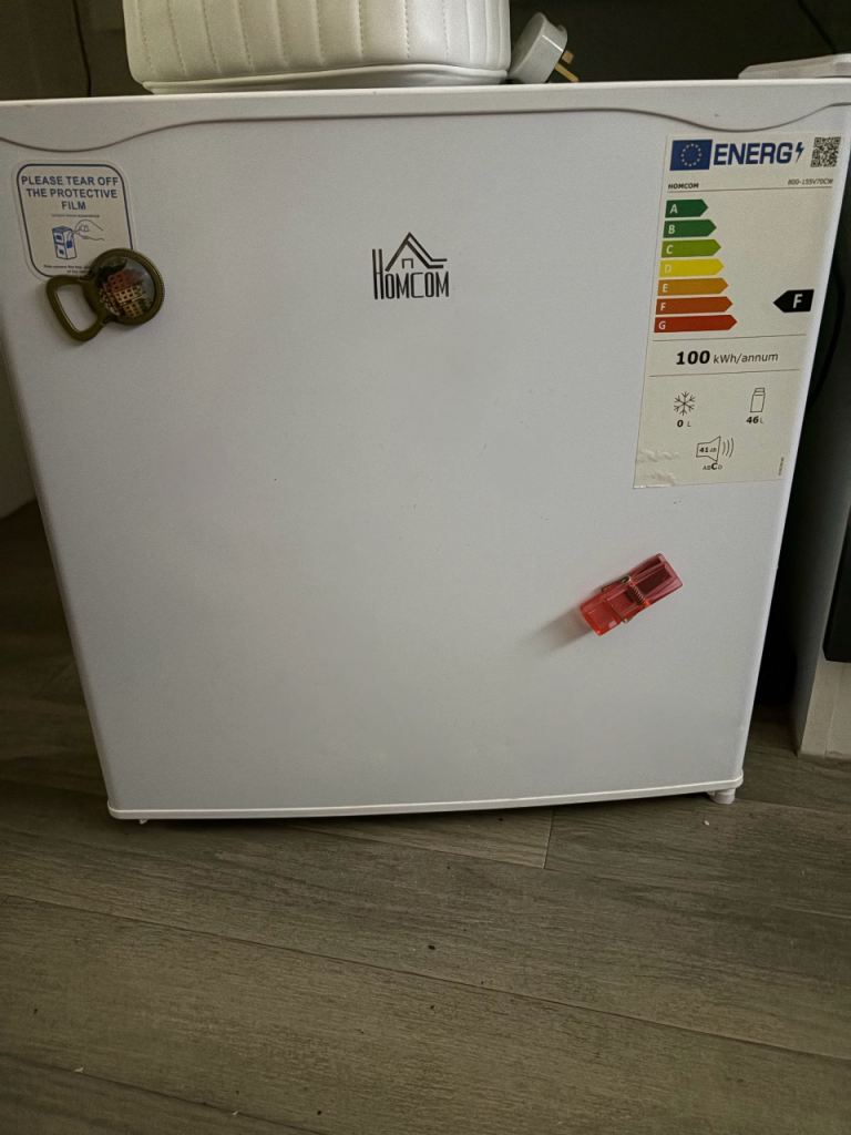 HOMCOM Mini Fridge - White, As Good As New