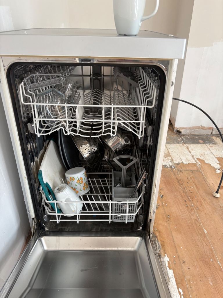 Dishwasher. Old but works. 