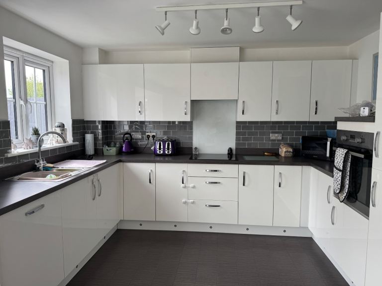 Used U Shaped Symphony Kitchen Units White Gloss and working appliances – Good Condition
