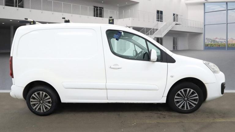 2018 Peugeot Partner 850 1.6 BlueHDi Professional - NO VAT TO PAY - SAT NAV - LOW MILES  PANEL VA...