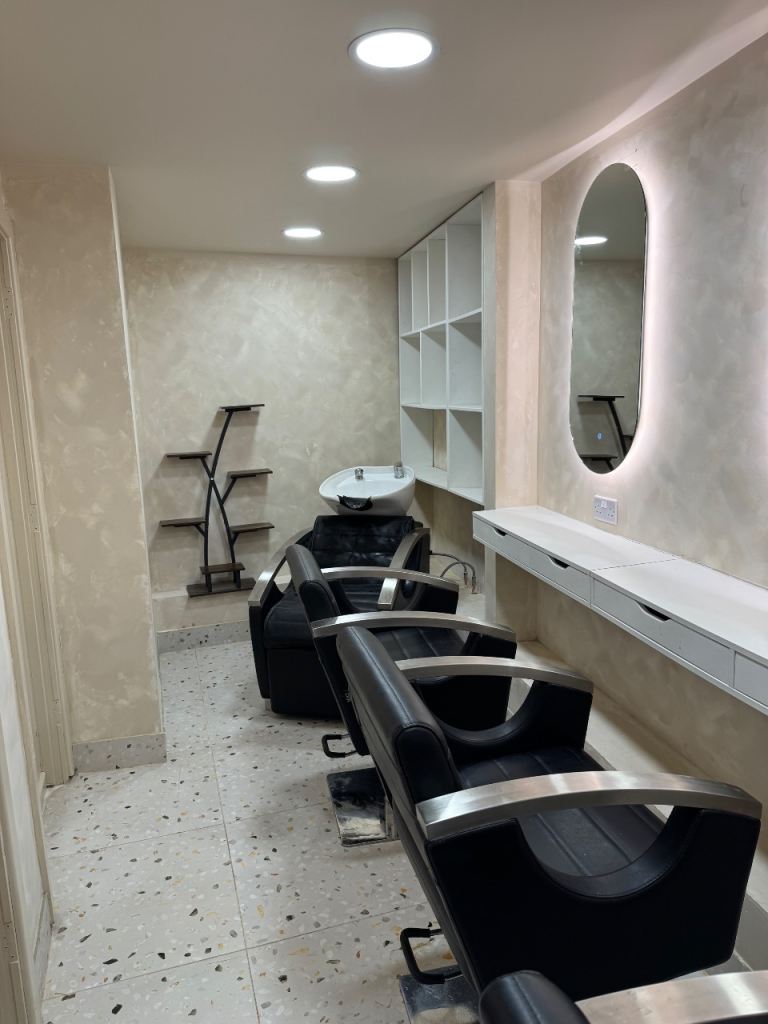 Hair-dresser room  for rent Kingston 