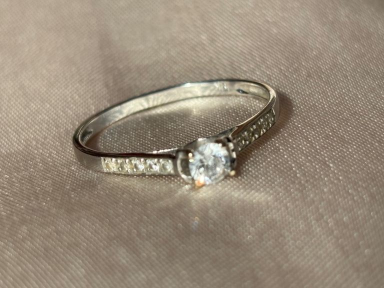 18ct white gold CZ stones solitaire ring size O1/2