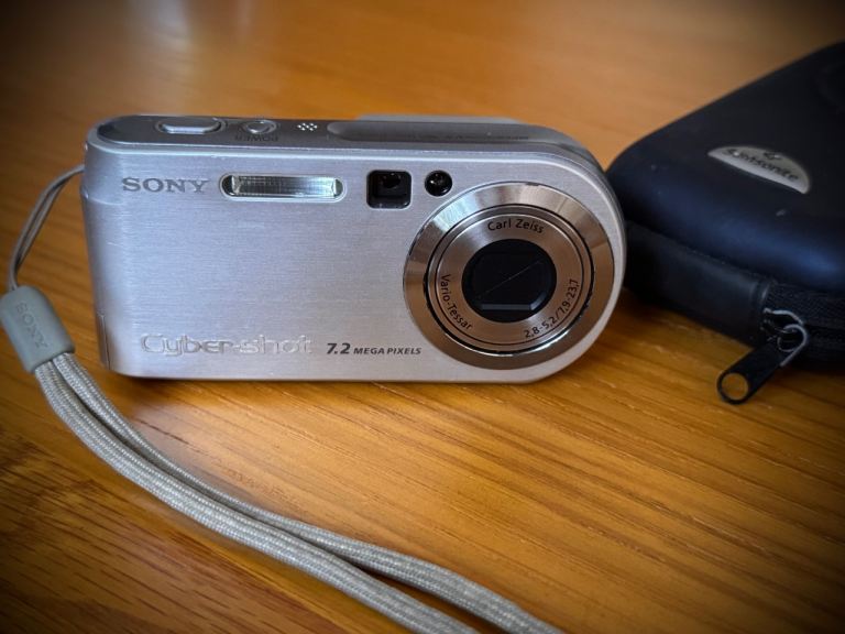 Sony Cybershot 7.2 MP Digital Camera with Case