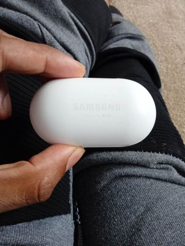 Samsung Wireless Earbud Case - White, Good Condition