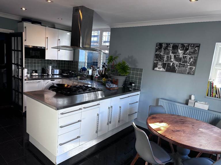 Room to rent in large & beautiful family home
