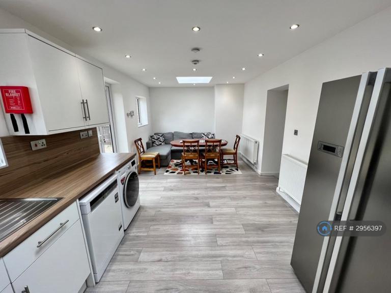 4 bedroom house in Eltham Green Road Kidbrook Village, London, SE9 (4 bed) (#2956397)