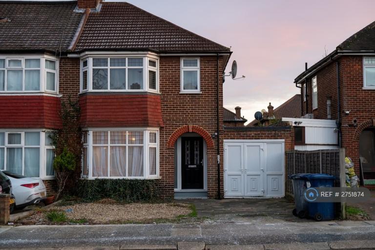 3 bedroom house in Pennine Drive, London, NW2 (3 bed) (#2751874)