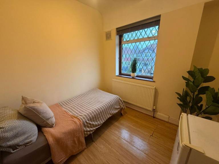  Furnished Single Room | £450 PCM | All Bills Included | Available 19 July