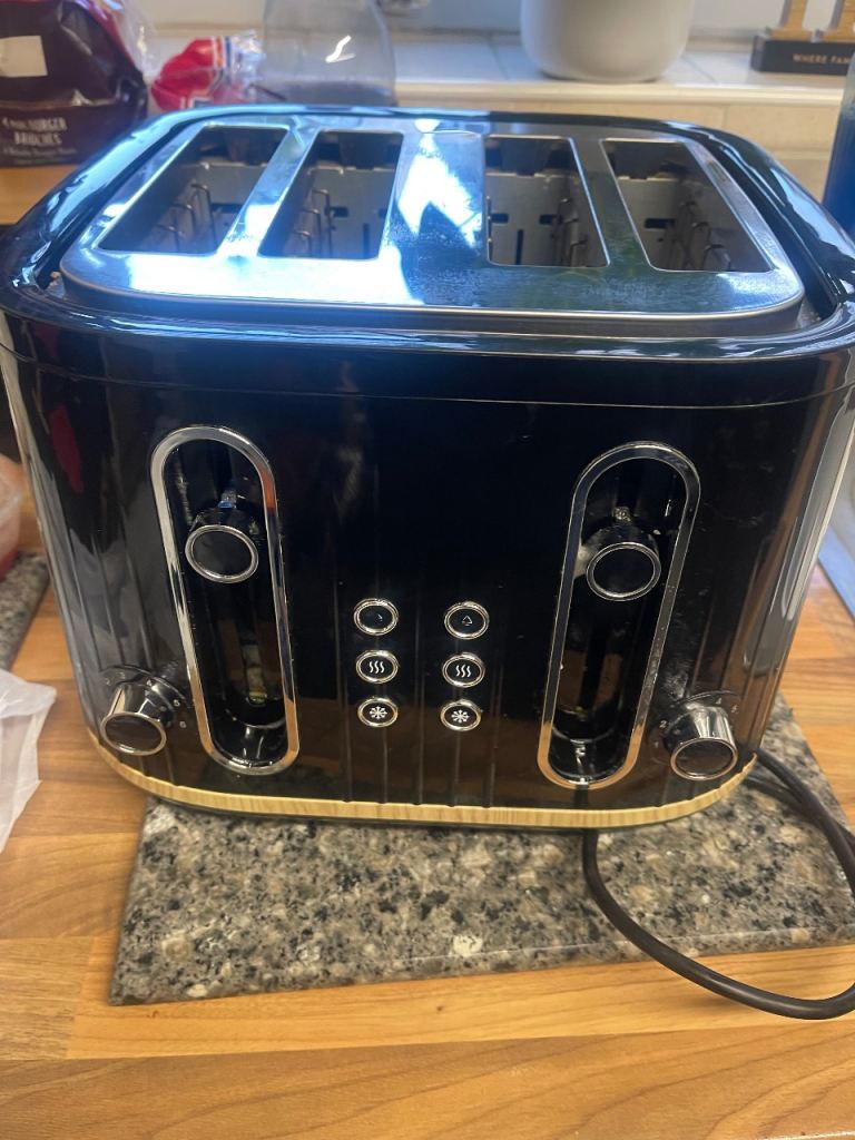 Black and wood 4 slice toaster