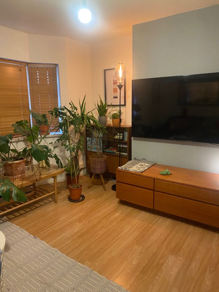 Mid-Century Style Wooden TV Unit / Sideboard – Minimalist Look